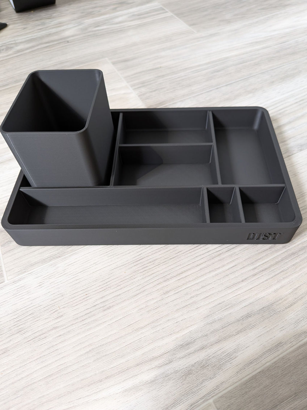 Plateau et gobelet à crayons pour un bureau