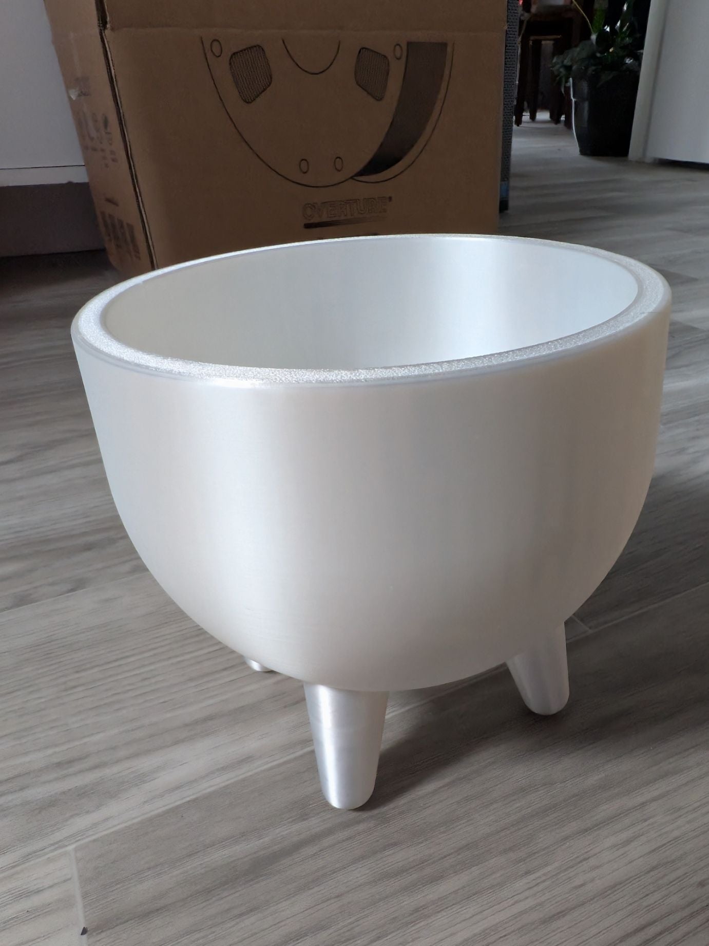Pot de fleurs de design du milieu du siècle avec pieds