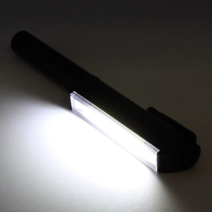 Petite lampe de poche DEL COB à base magnétique - 200 Lumens image 2